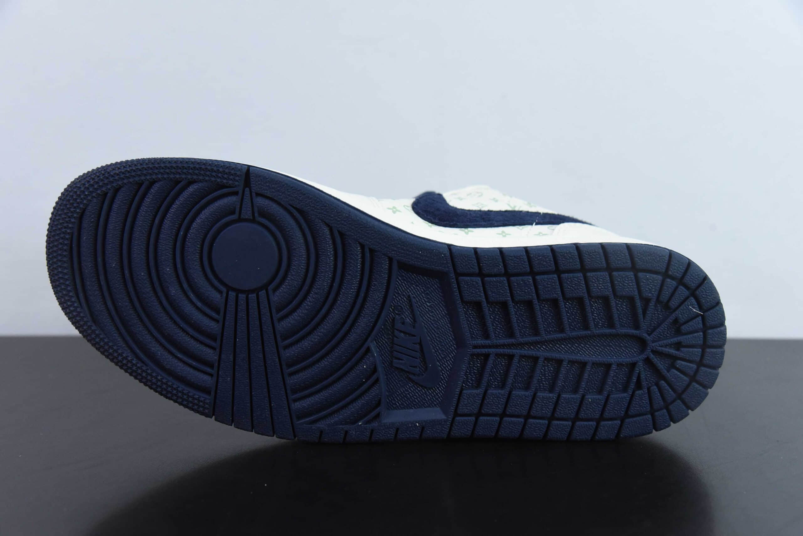 乔丹Louis Vuitton x Travis Scott x Nike Air Jordan 1 Low OG SPBlackBeige LV MonogramAJ1联名米白深灰LV印花经典低帮文化百搭休闲运动篮球鞋纯原版本 货号：WG8850-001 