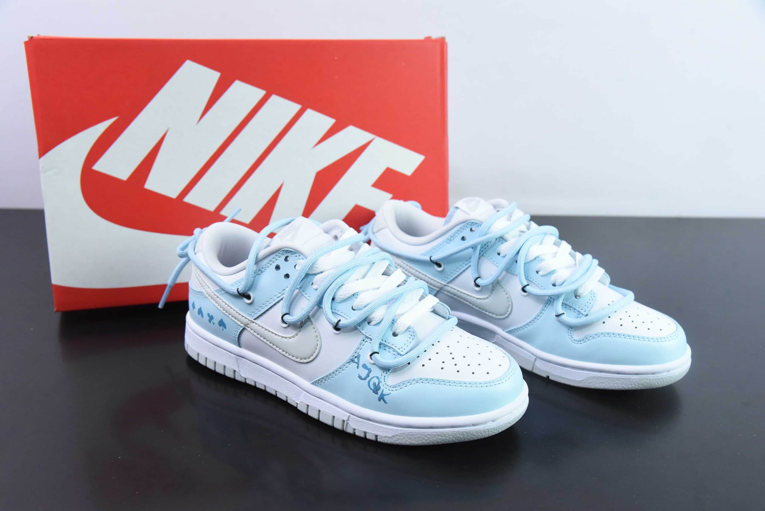耐克Nike Dunk Low 桃心扑克牌涂鸦美式北卡蓝 SB绑带低帮休闲板鞋纯原版本 货号：DV0831-101