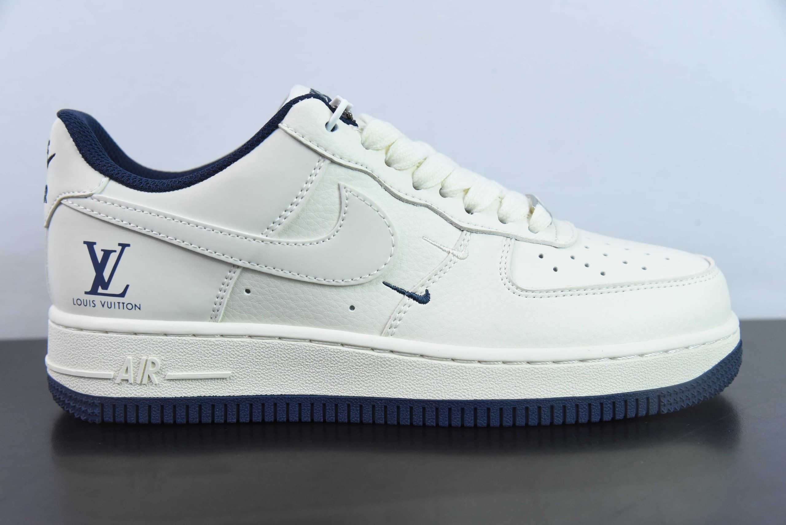 耐克Nike Louis Vuitton x Nike Air Force 1 07 米白午夜蓝LV印花双小钩空军一号低帮休闲板鞋纯原版本 货号：XZ6188-002