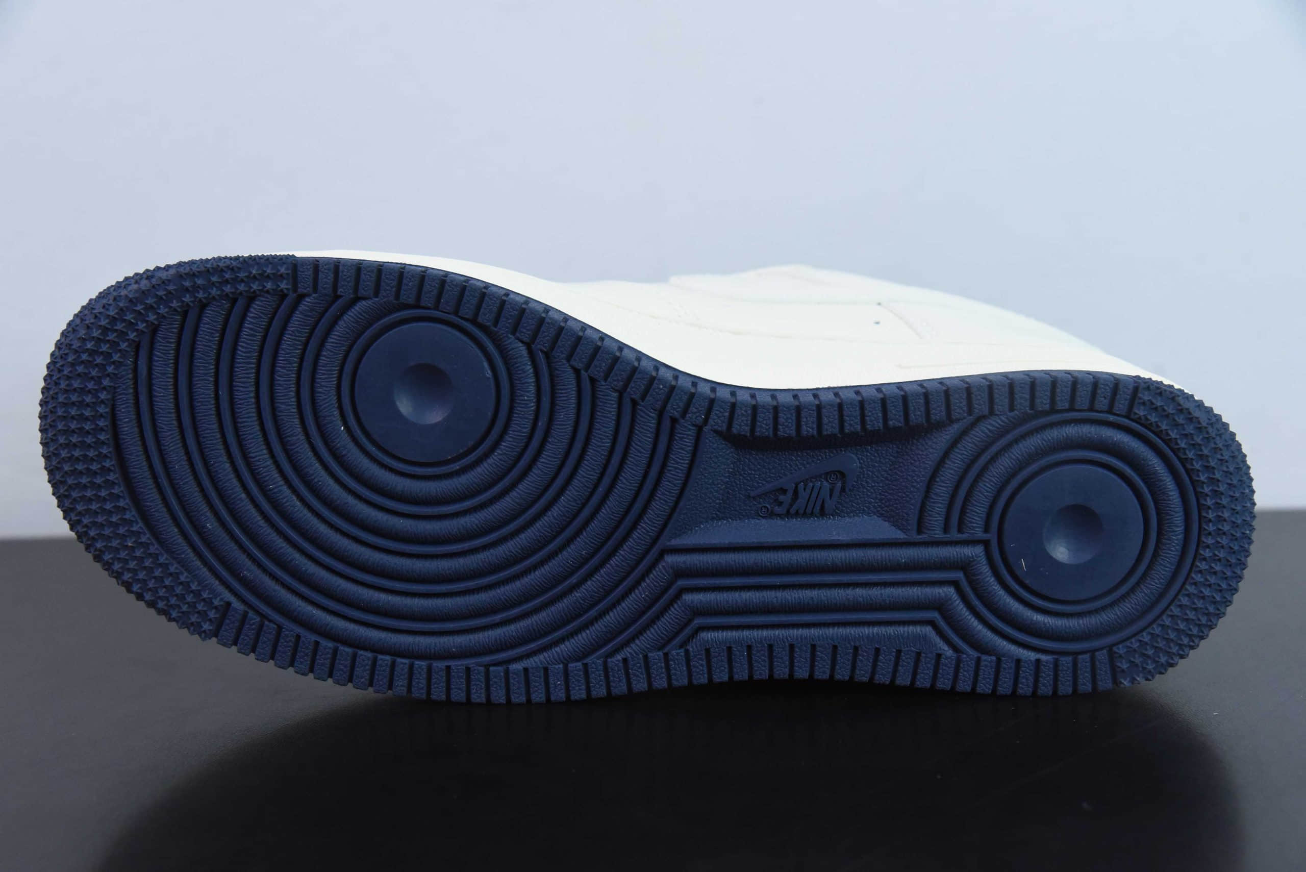 耐克Nike Louis Vuitton x Nike Air Force 1 07 米白午夜蓝LV印花双小钩空军一号低帮休闲板鞋纯原版本 货号：XZ6188-002