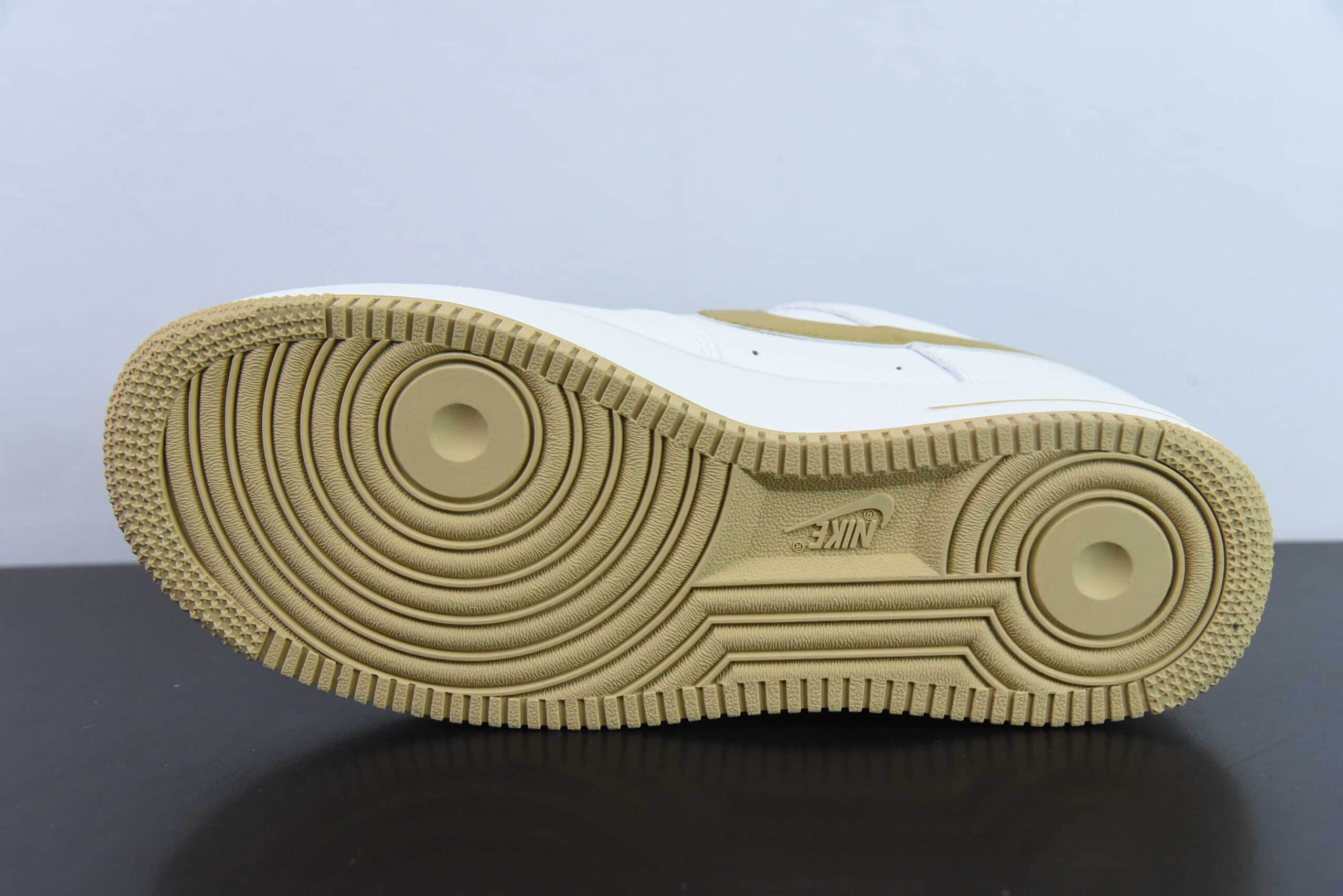 耐克Nike NOCTA×NIke Air Force 1 Low certified lover boy卡其经典空军一号低帮休闲板鞋纯原版本 货号：LO1718-053