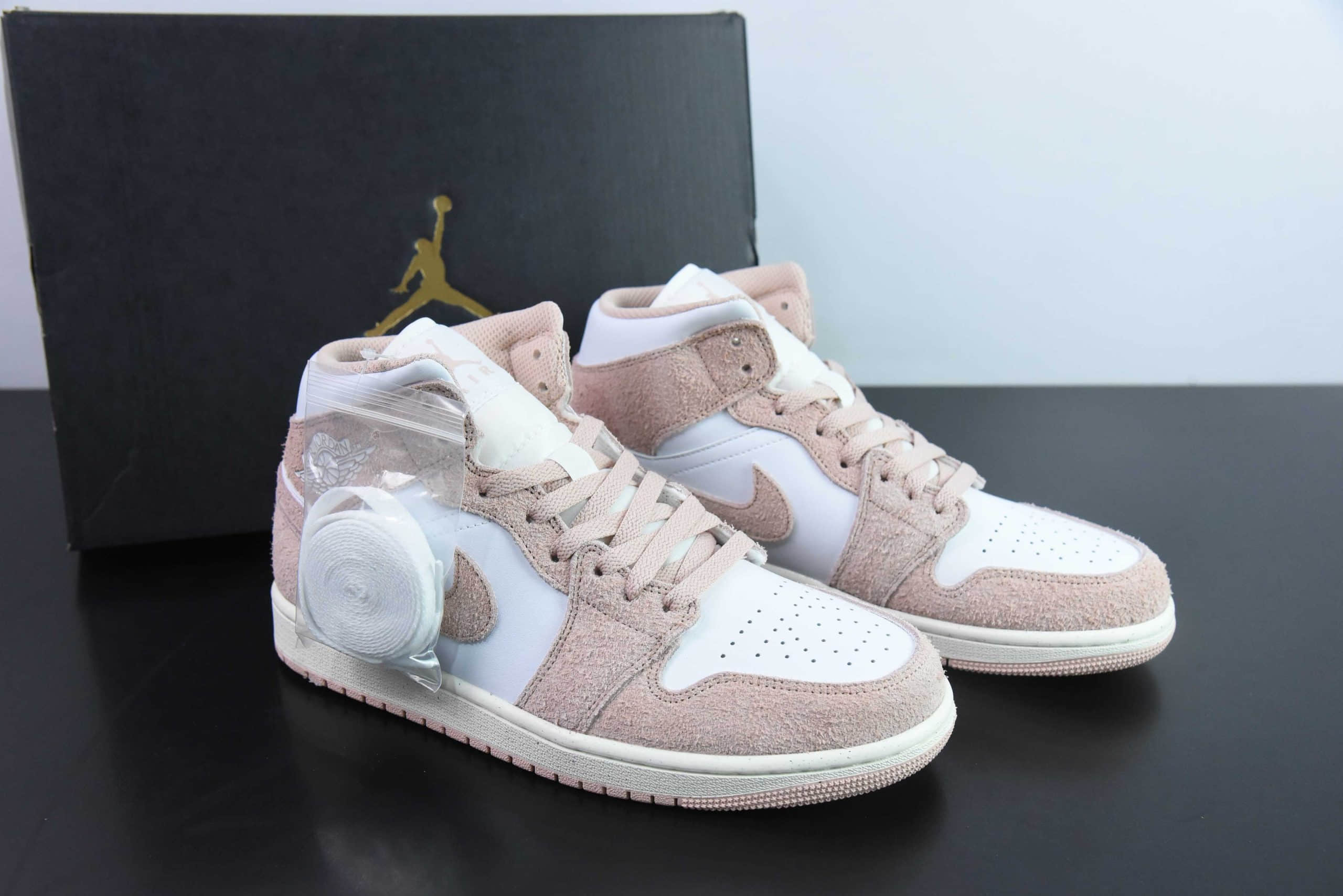 乔丹Air Jordan 1 Mid 白粉脚趾 AJ1中系帮列乔丹一代中帮经典复古文化休闲运动篮球鞋纯原版本 货号：FN7432-161 