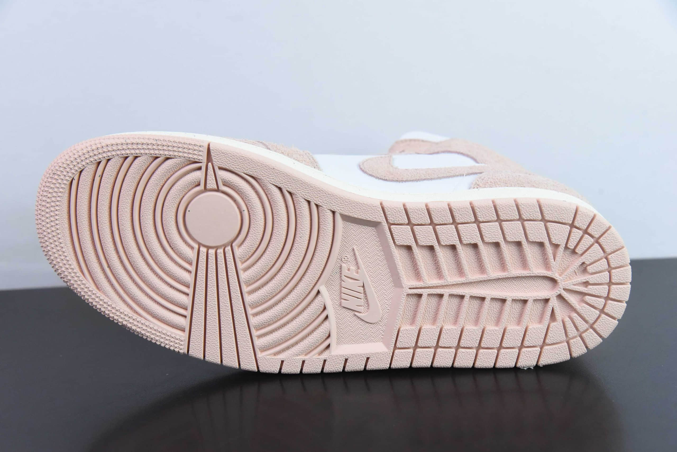 乔丹Air Jordan 1 Mid 白粉脚趾 AJ1中系帮列乔丹一代中帮经典复古文化休闲运动篮球鞋纯原版本 货号：FN7432-161 