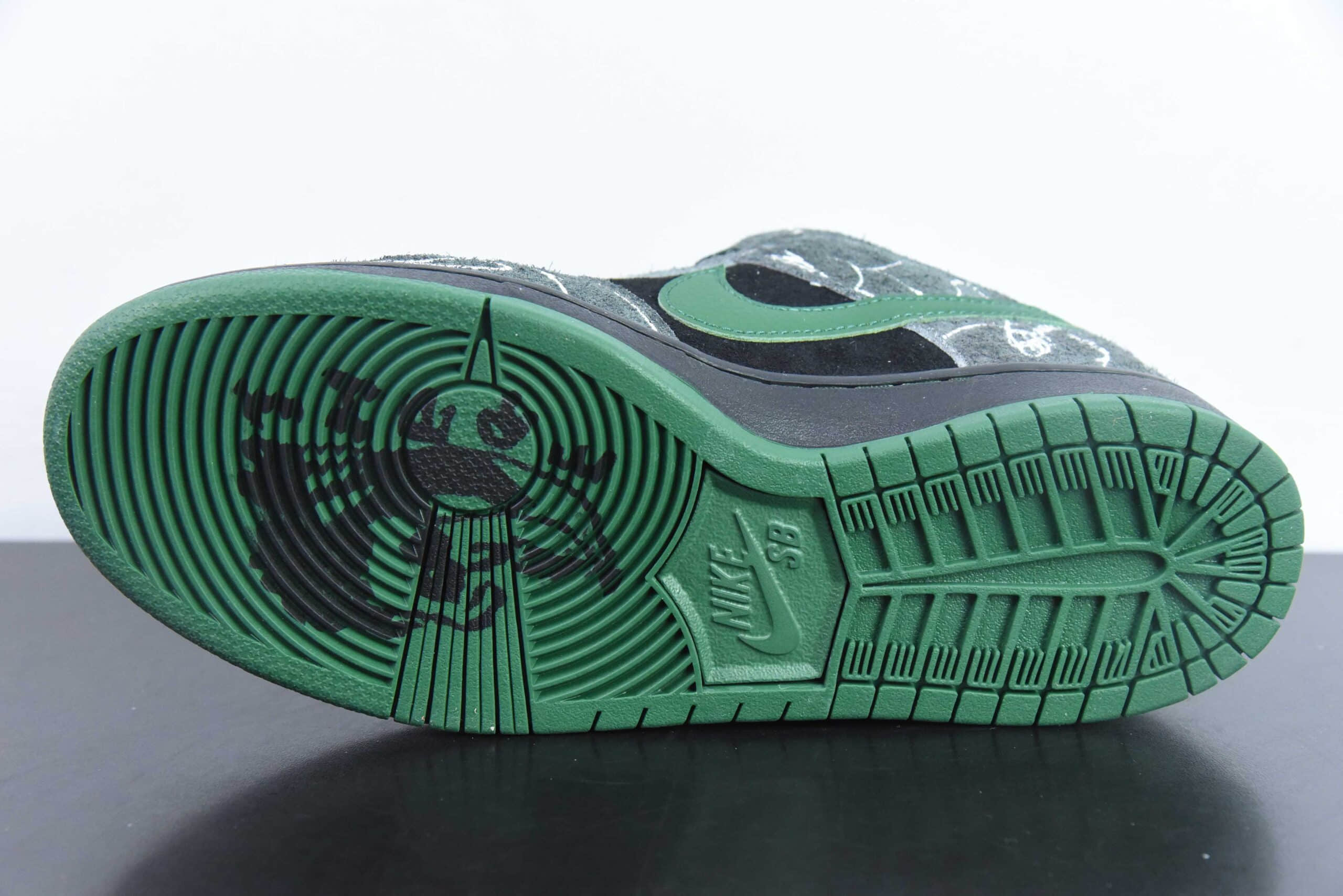 耐克Nike There Skateboards x Nk SB Dunk Low 黑绿涂鸦艺术风格联名款 SB低帮休闲板鞋纯原版本 货号：HF7743-001