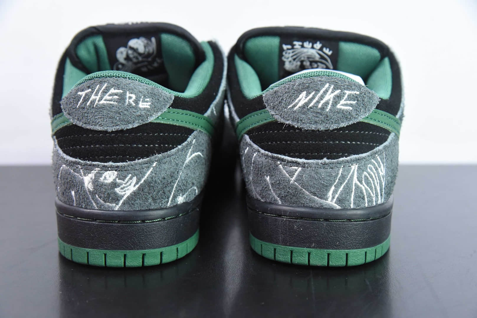 耐克Nike There Skateboards x Nk SB Dunk Low 黑绿涂鸦艺术风格联名款 SB低帮休闲板鞋纯原版本 货号：HF7743-001