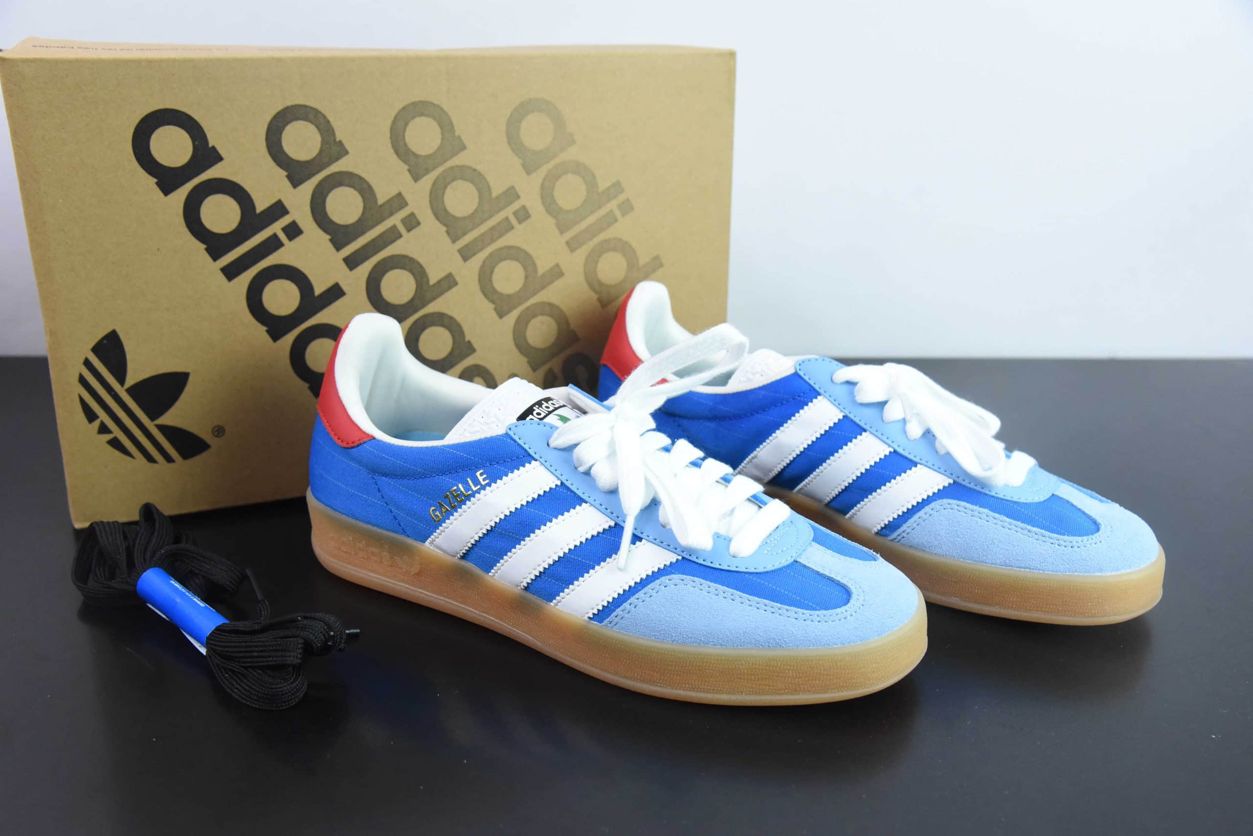 阿迪达斯 Adidas Original Gazelle Indoor Trainers 白蓝红低帮复古百搭休闲运动德训风板鞋纯原版本 货号:IF9643