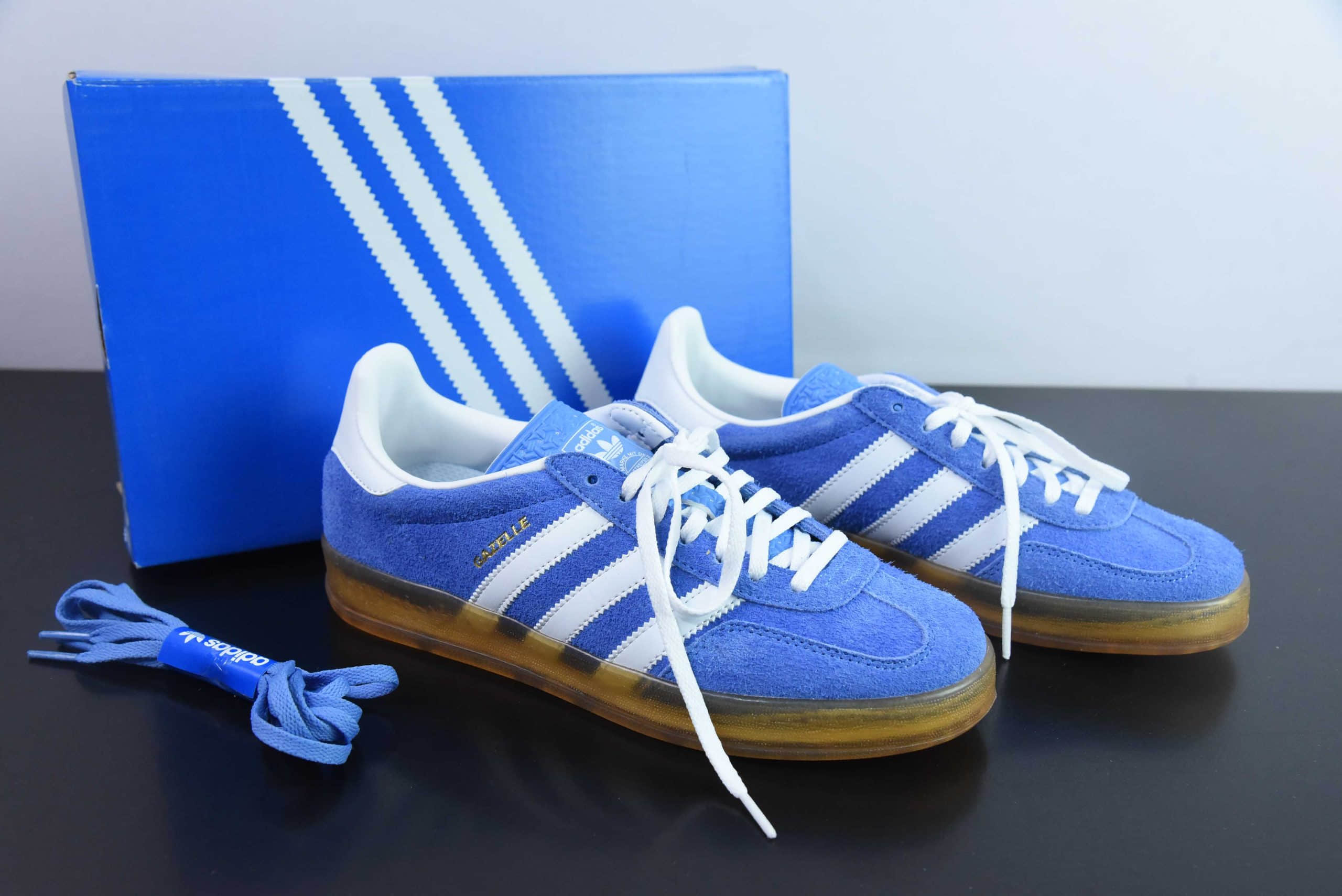 阿迪达斯Adidas Original Gazelle Indoor Trainers白蓝低帮复古百搭休闲运动德训风板鞋纯原版本 货号:HQ8717