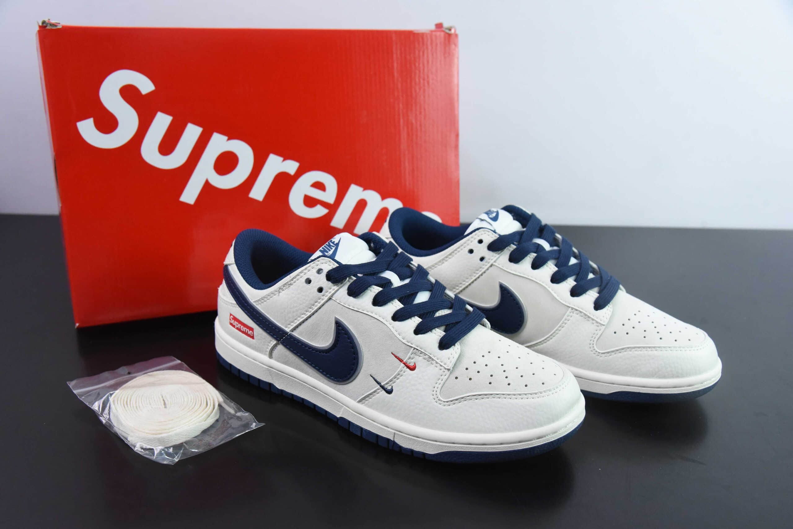 耐克Nike SB Dunk Low x Supreme联名白蓝双小钩SB低帮休闲滑板鞋纯原版本 货号：XX2025-668