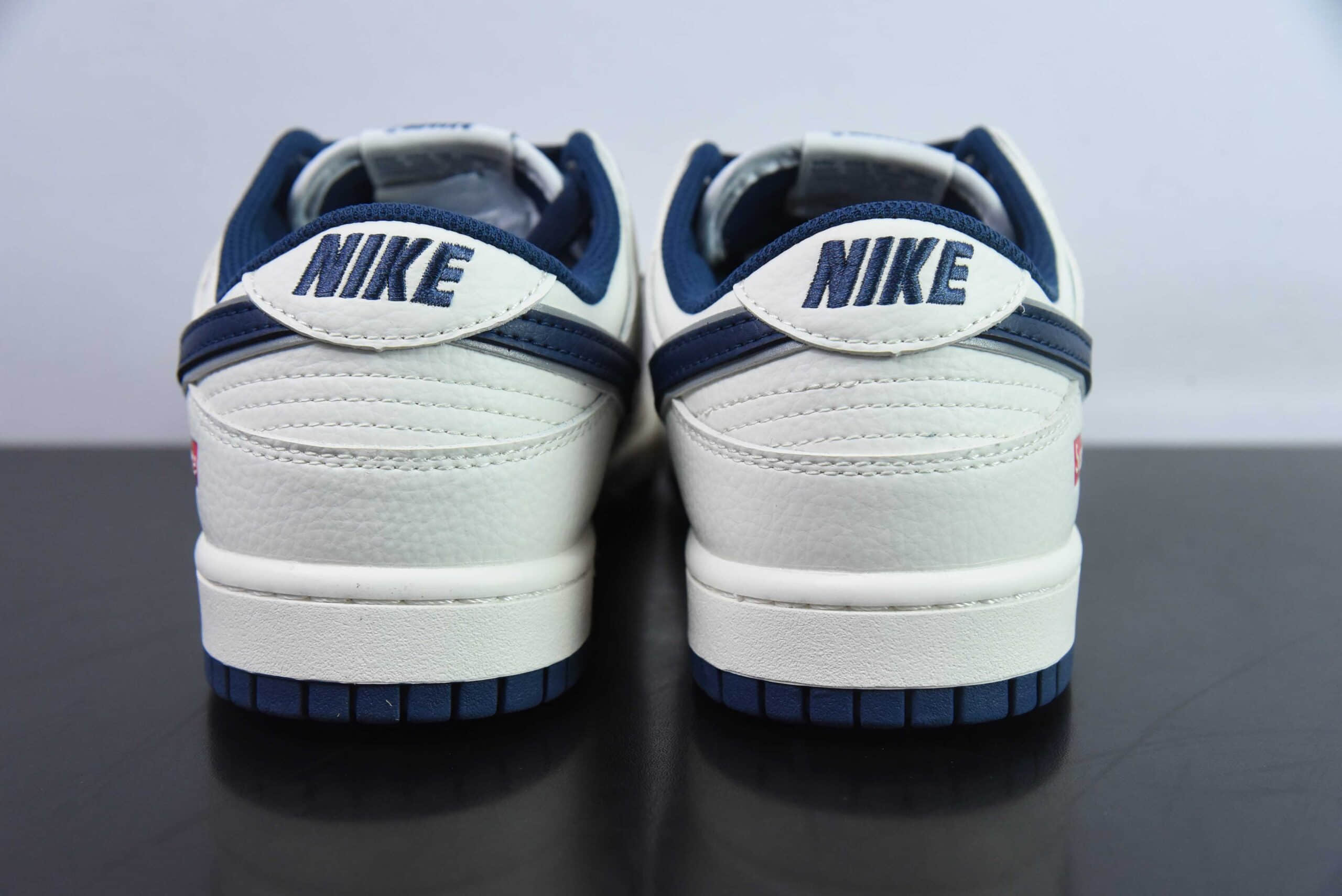 耐克Nike SB Dunk Low x Supreme联名白蓝双小钩SB低帮休闲滑板鞋纯原版本 货号：XX2025-668