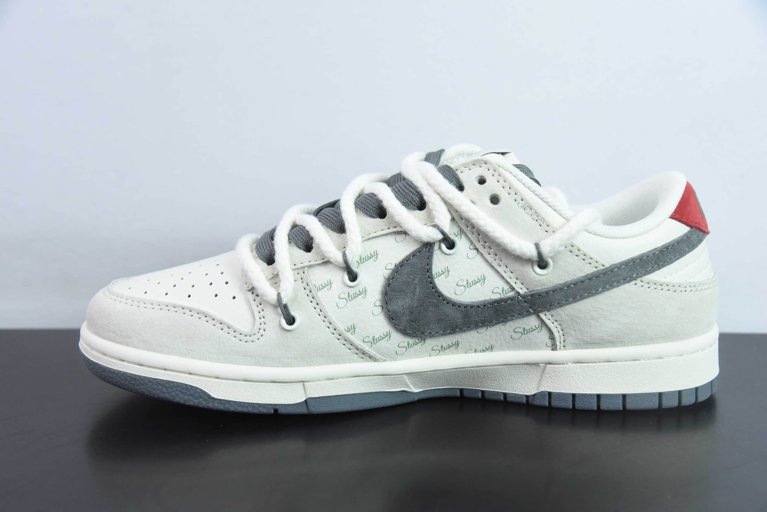 耐克Nike Dunk Low SB斯图西联名白灰红尾绑带定制版SB低帮休闲板鞋纯原版本 货号：SJ2068-280