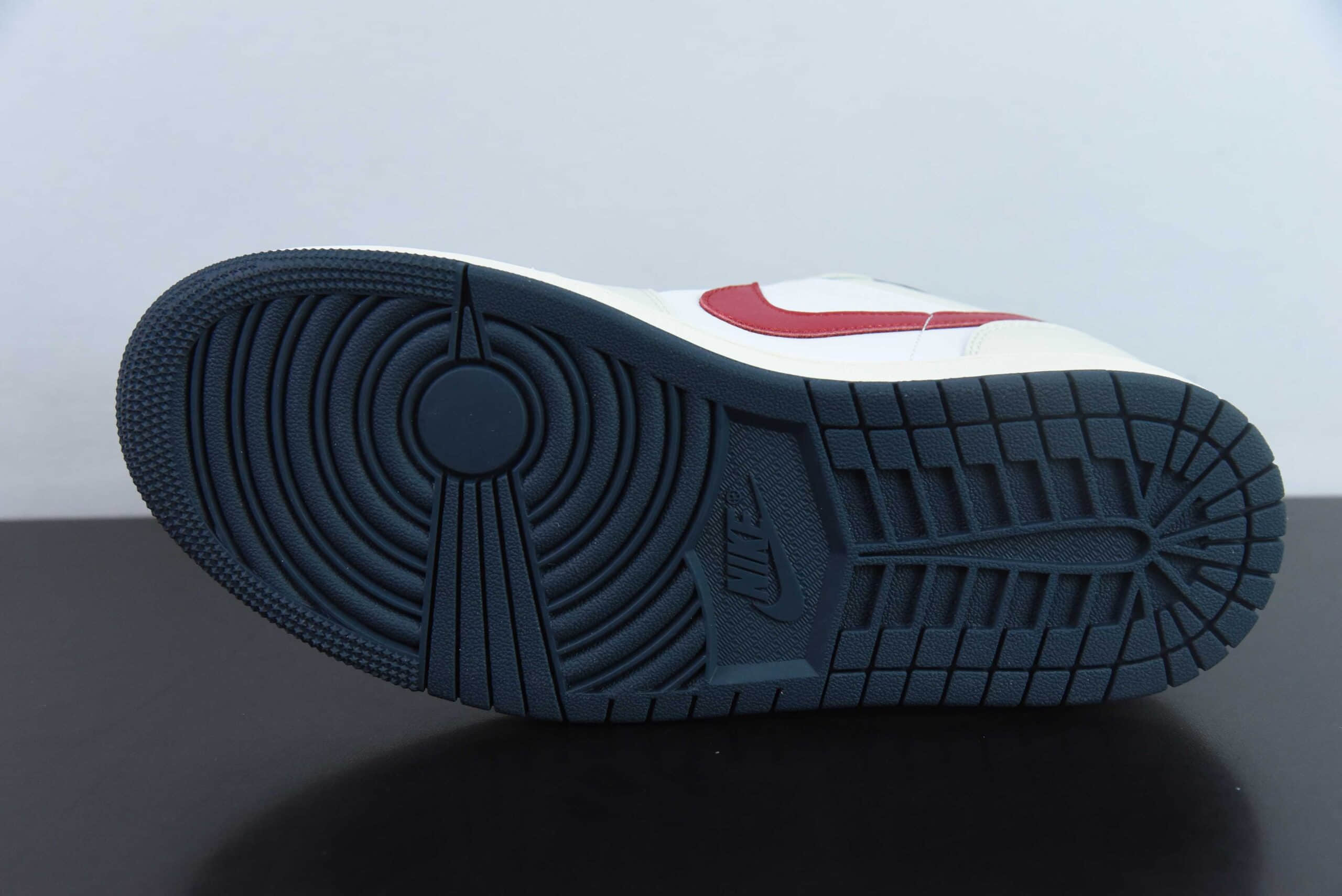 乔丹Jordan Air Jordan 1 黑红鸳鸯钩AJ1低帮篮球鞋纯原版本 货号：HM3711-144