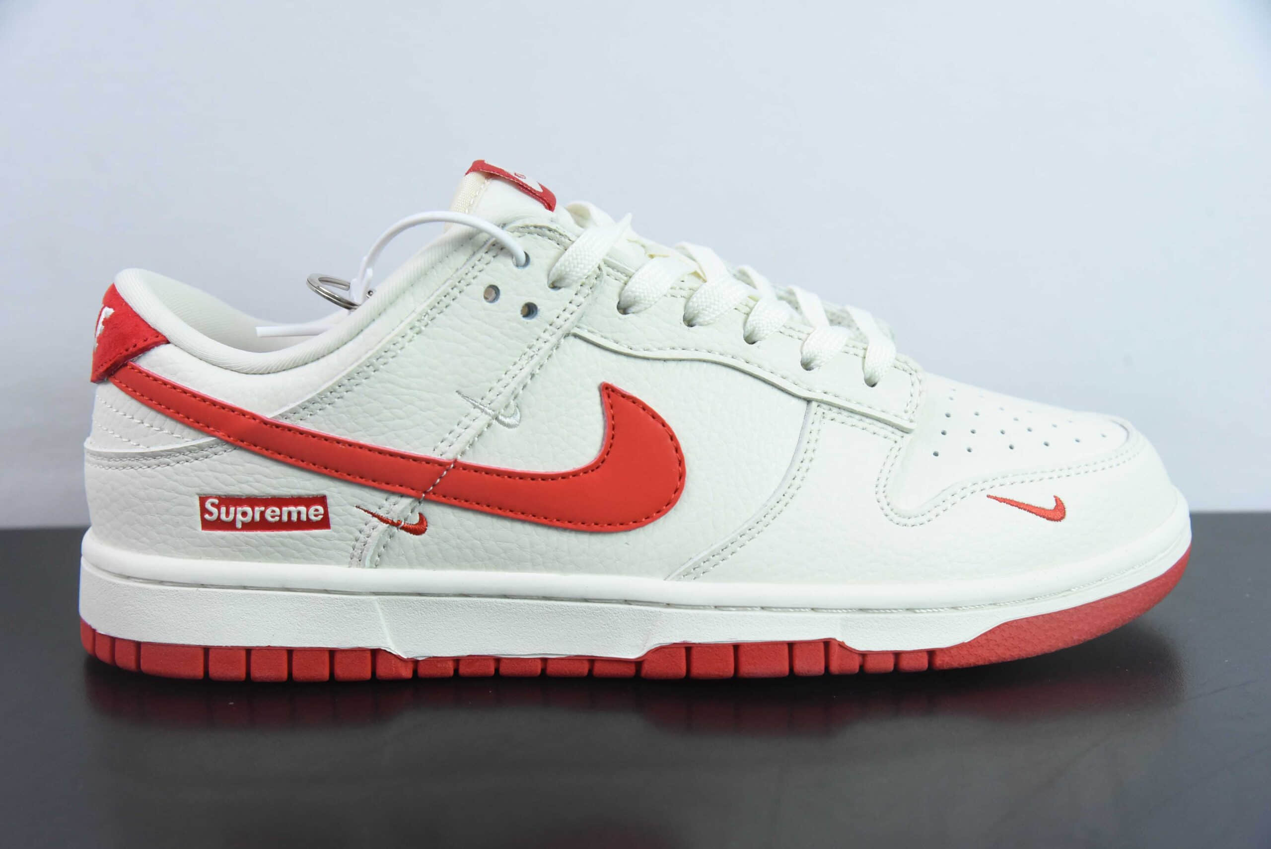 耐克Nike SB Dunk Low Supreme联名米白红勾周年高端定制SB低帮休闲板鞋纯原版本 货号:KK1688-031