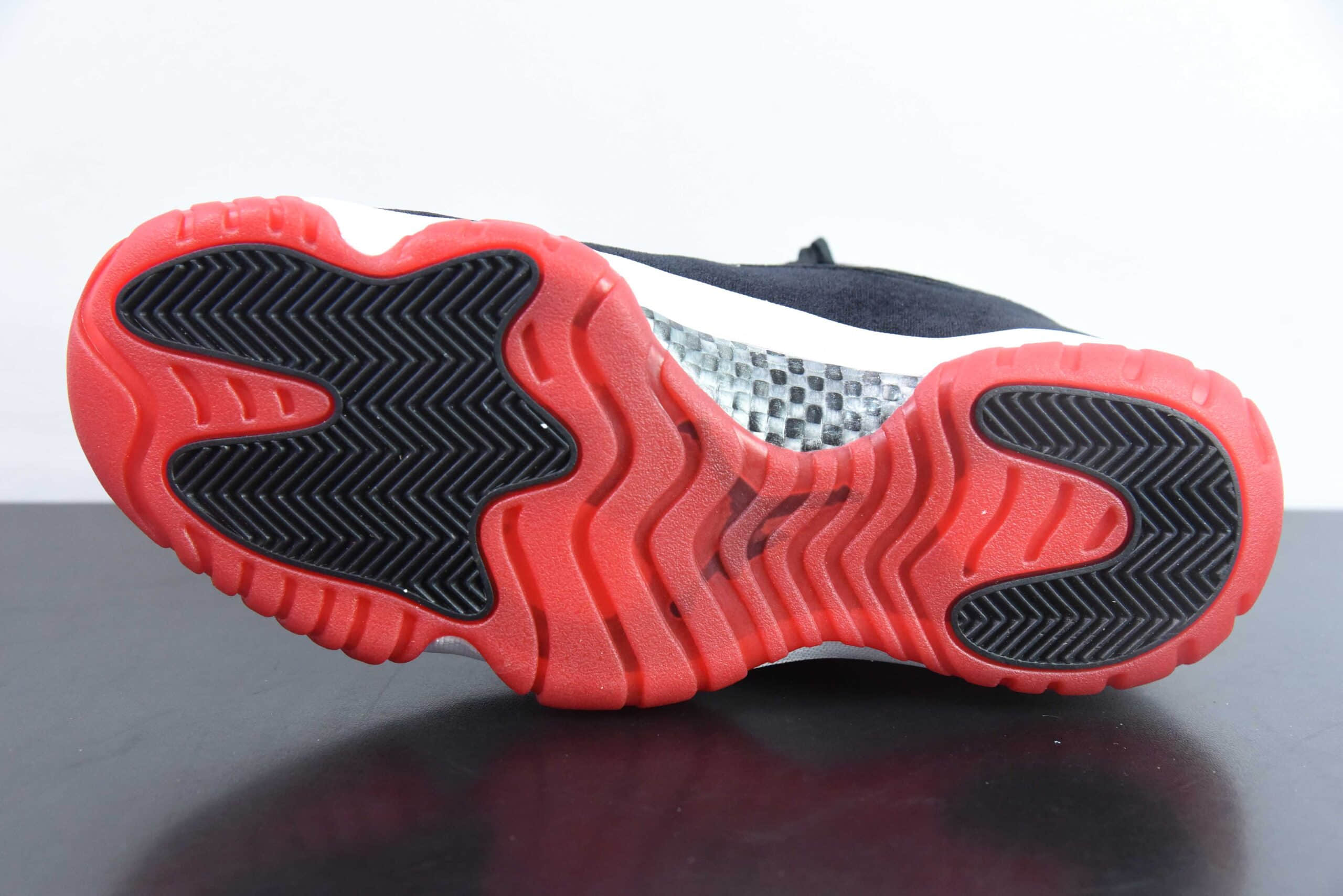 乔丹Air Jordan 11 Retro WMNS Bred Velvet AJ11天鹅绒黑红高帮篮球鞋纯原版本 货号：DB5457-061