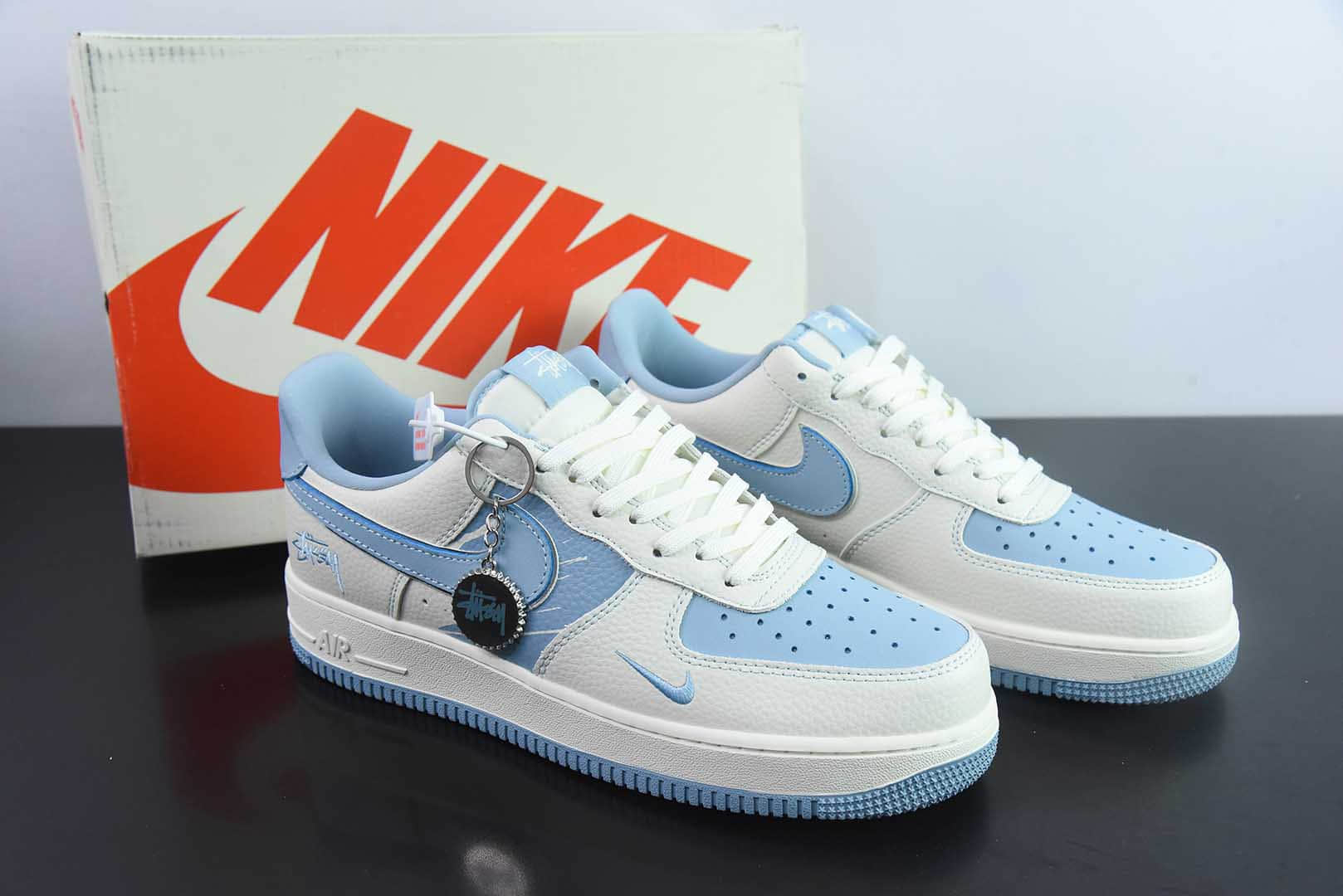 耐克Nike Air Force 1 Low 07 x Stussy 斯图西联名白蓝小勾空军一号低帮休闲板鞋纯原版本 货号：KK1988-090