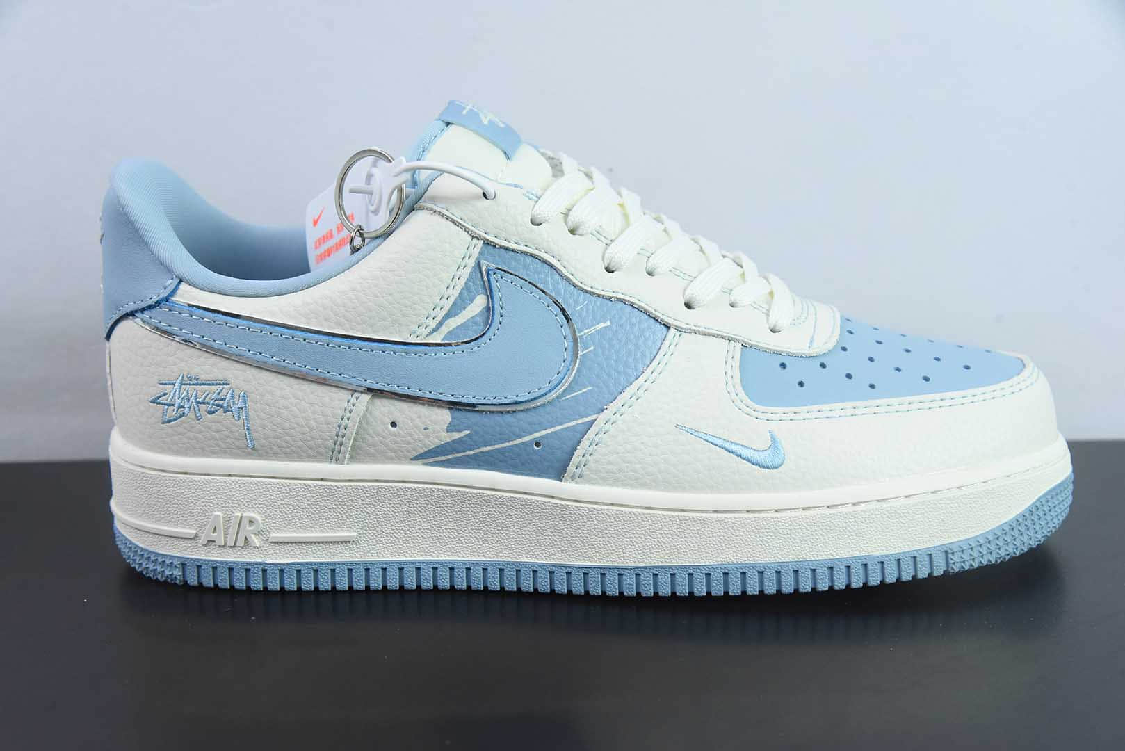 耐克Nike Air Force 1 Low 07 x Stussy 斯图西联名白蓝小勾空军一号低帮休闲板鞋纯原版本 货号：KK1988-090