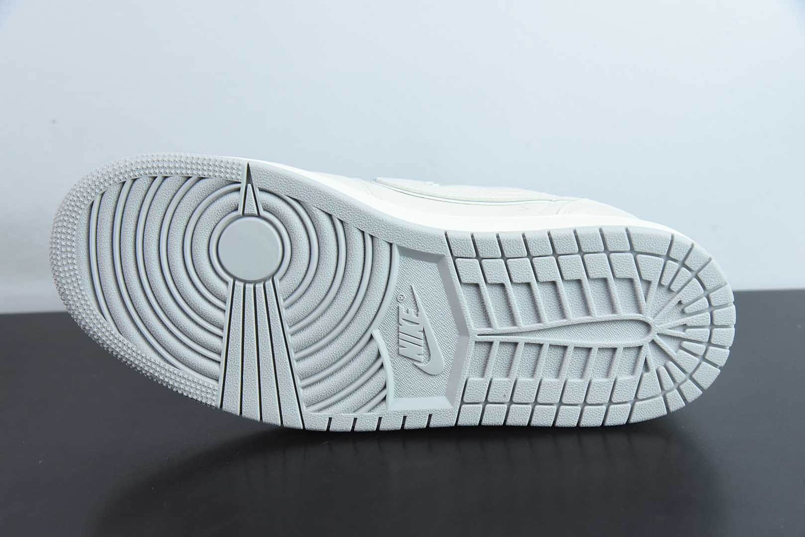 乔丹Travis Scott x Fragment Design x Air Jordan 1 Low OG SP AJ1联名款米白倒钩低帮文化休闲板鞋纯原版本 货号:DF1845 - 532