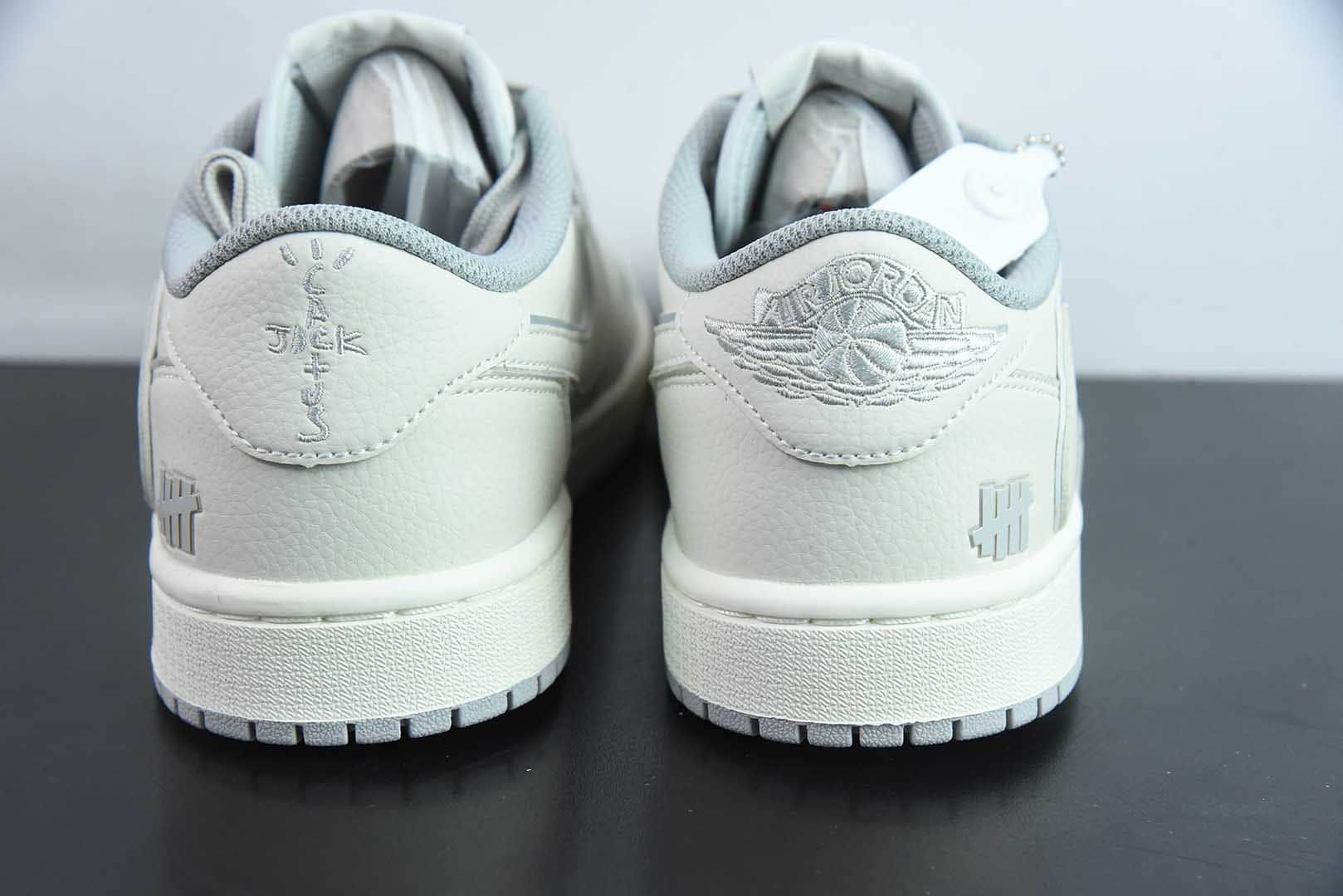 乔丹Travis Scott x Fragment Design x Air Jordan 1 Low OG SP AJ1联名款米白倒钩低帮文化休闲板鞋纯原版本 货号:DF1845 - 532