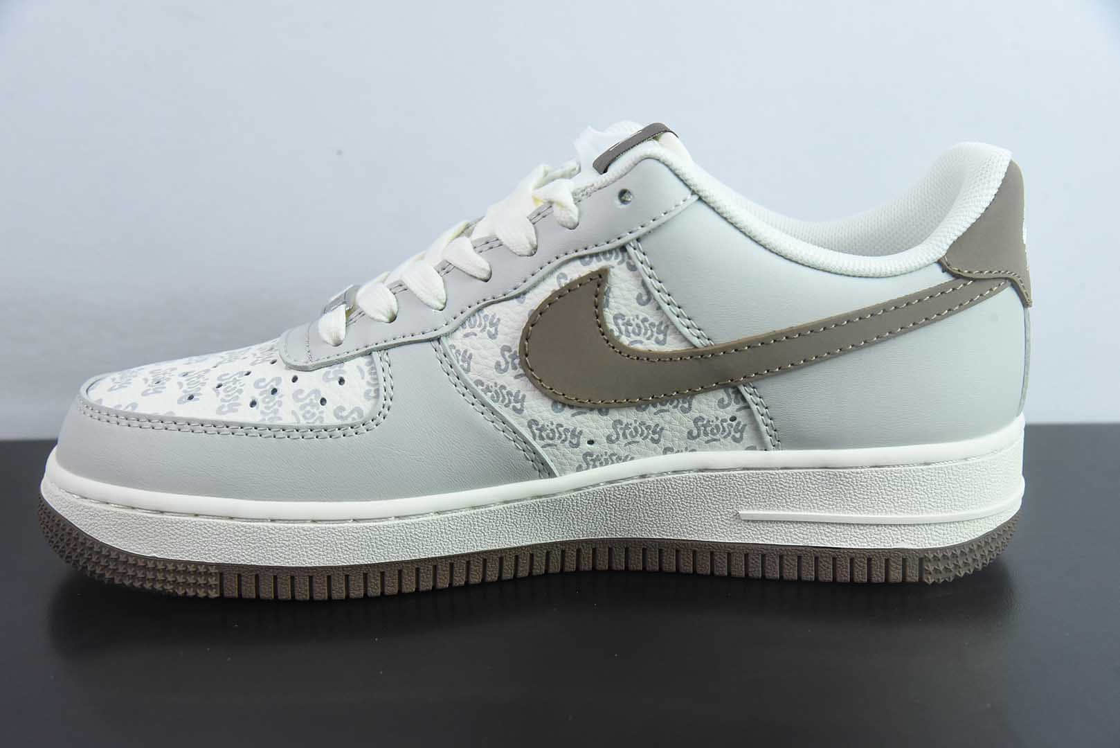 耐克Nike Air Force 1 '07 Low “斯图西联名印花棕勾”空军一号低帮休闲板鞋纯原版本 货号：ZH2598-320