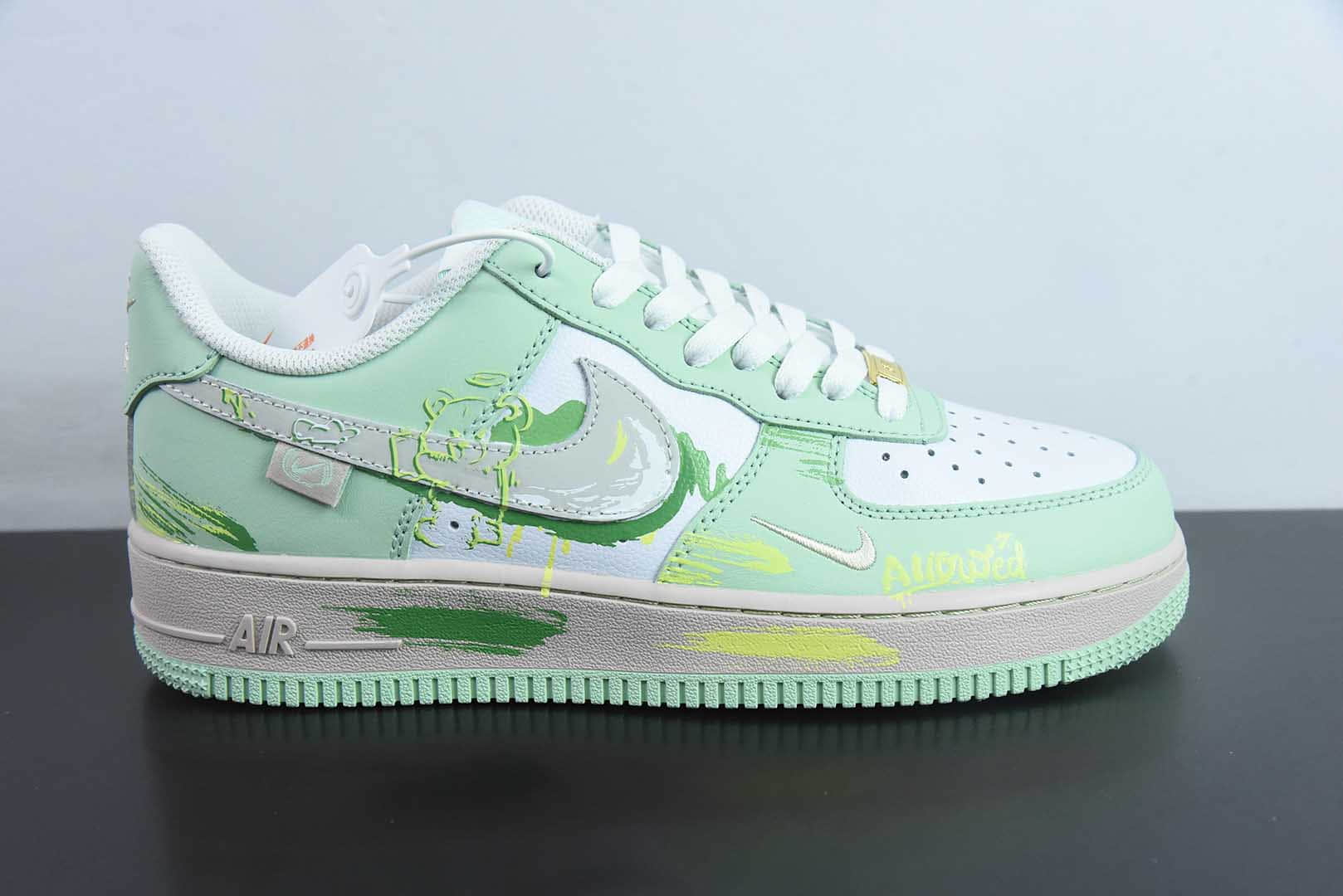 耐克Nike Air Force 1 Low 小熊涂鸦空军一号低帮休闲板鞋纯原版本 货号：DB3310-990