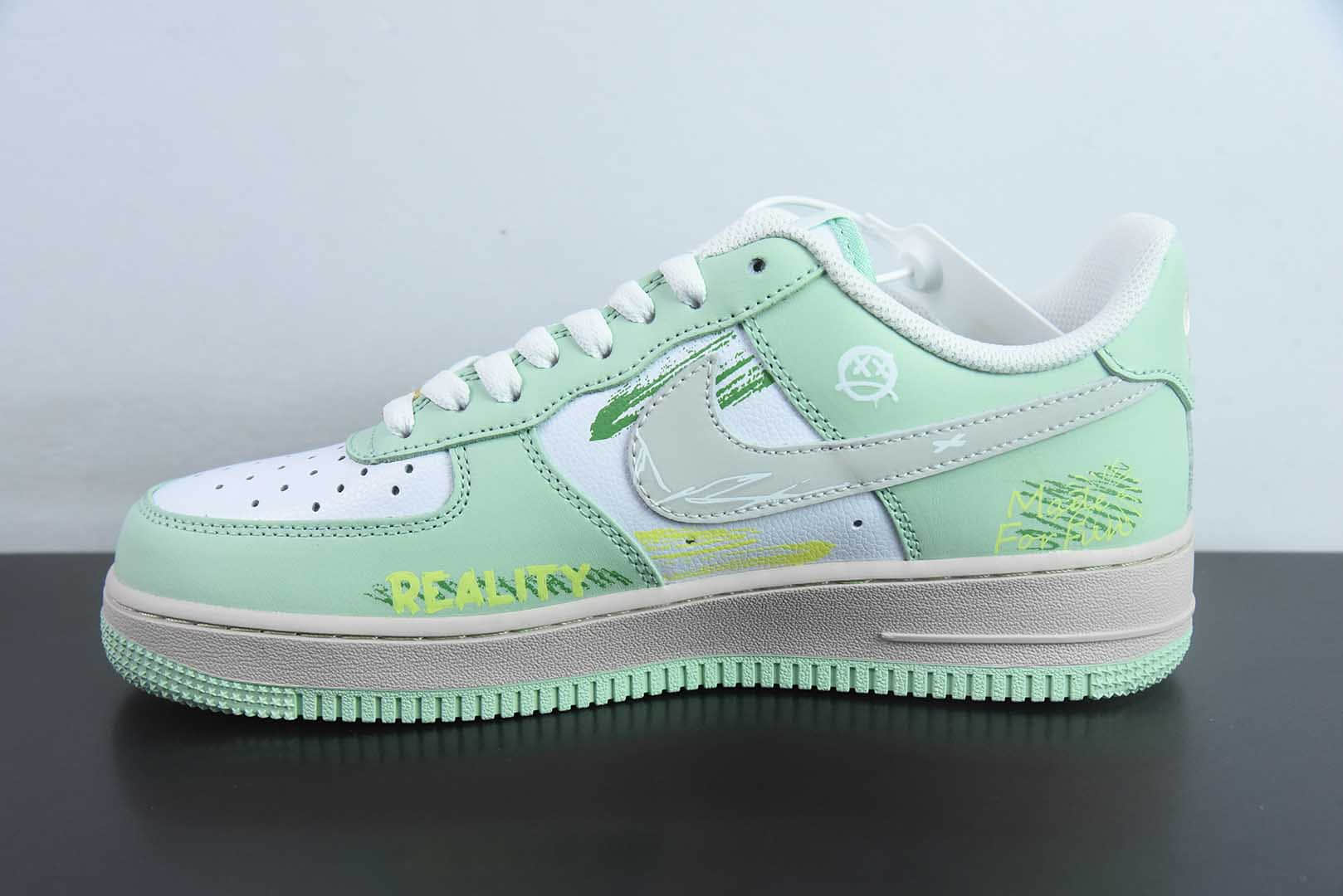 耐克Nike Air Force 1 Low 小熊涂鸦空军一号低帮休闲板鞋纯原版本 货号：DB3310-990