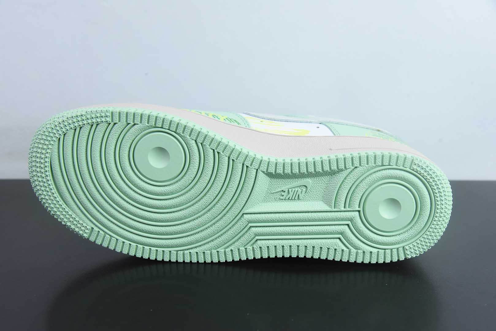 耐克Nike Air Force 1 Low 小熊涂鸦空军一号低帮休闲板鞋纯原版本 货号：DB3310-990