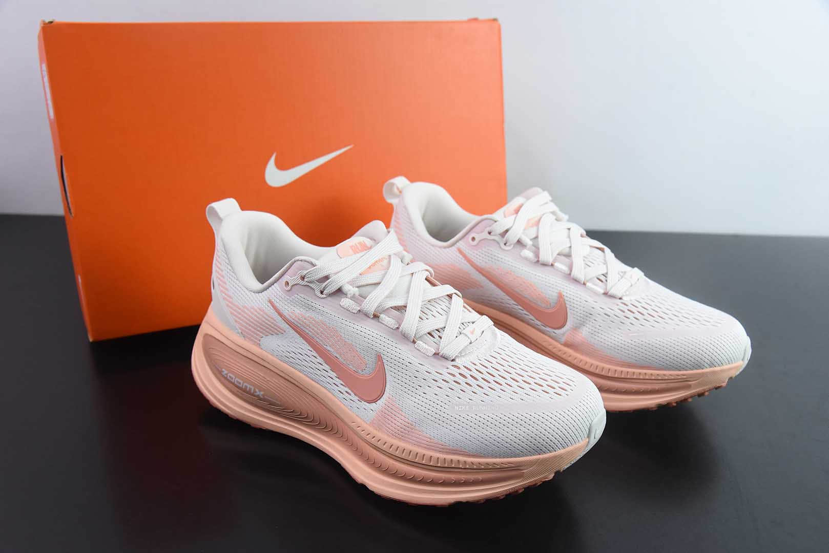 耐克 Nike Zoom VOMERO 18 肉粉配色轻量网透面气训跑练步鞋纯原版本 货号：HM6804-601
