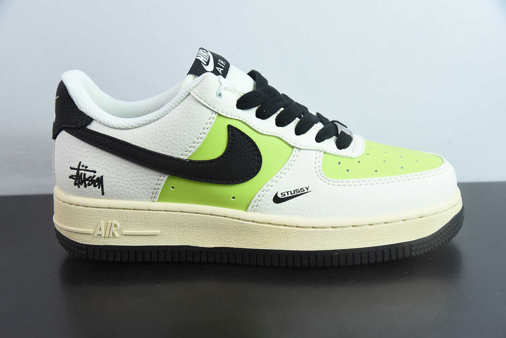 耐克Nike Air Force 1 '07 Low “斯图西联名荧光英文米黑”空军一号低帮休闲板鞋纯原版本 货号：QW5836-002