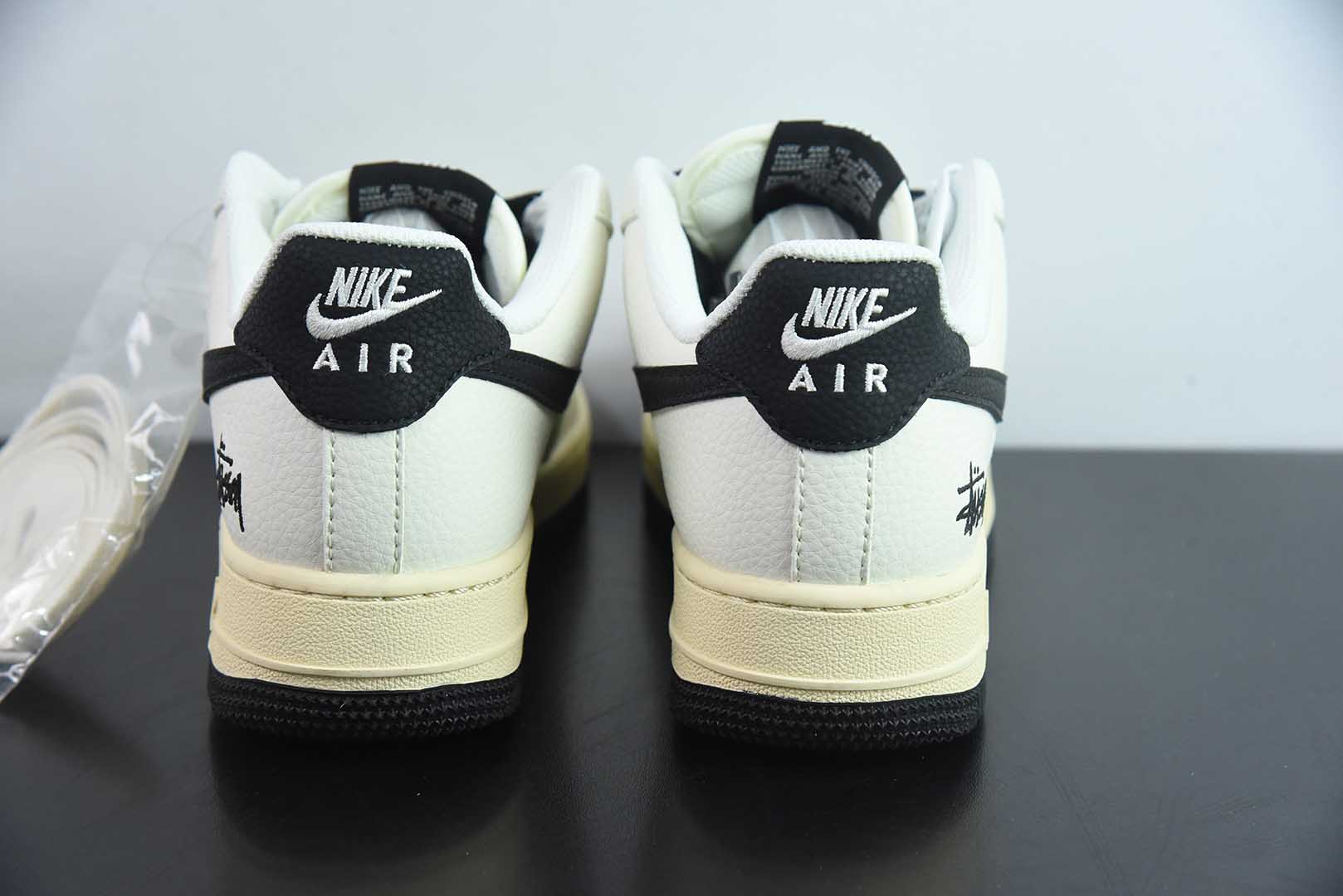 耐克Nike Air Force 1 '07 Low “斯图西联名荧光英文米黑”空军一号低帮休闲板鞋纯原版本 货号：QW5836-002